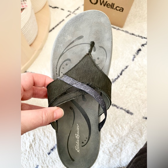 Eddie Bauer Black Flip Flops - Picture 2 of 4